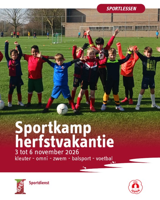 Groep kinderen staat met opgeheven armen op een voetbalveld tijdens sportkamp in herfstvakantie. (vergroot foto)