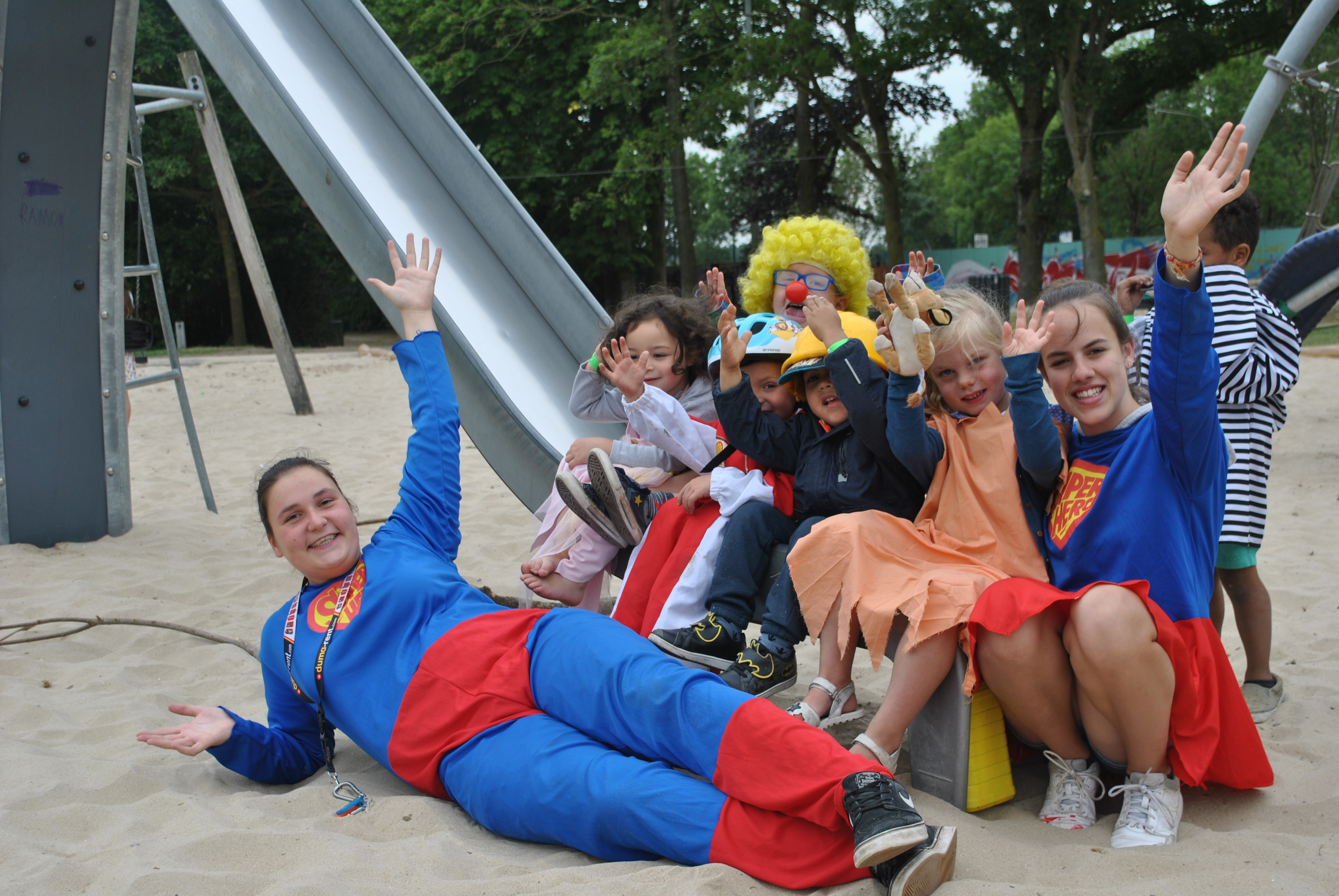 speelpleinwerking Sporrewoan ieper kinderen en moni poseren op glijbaan