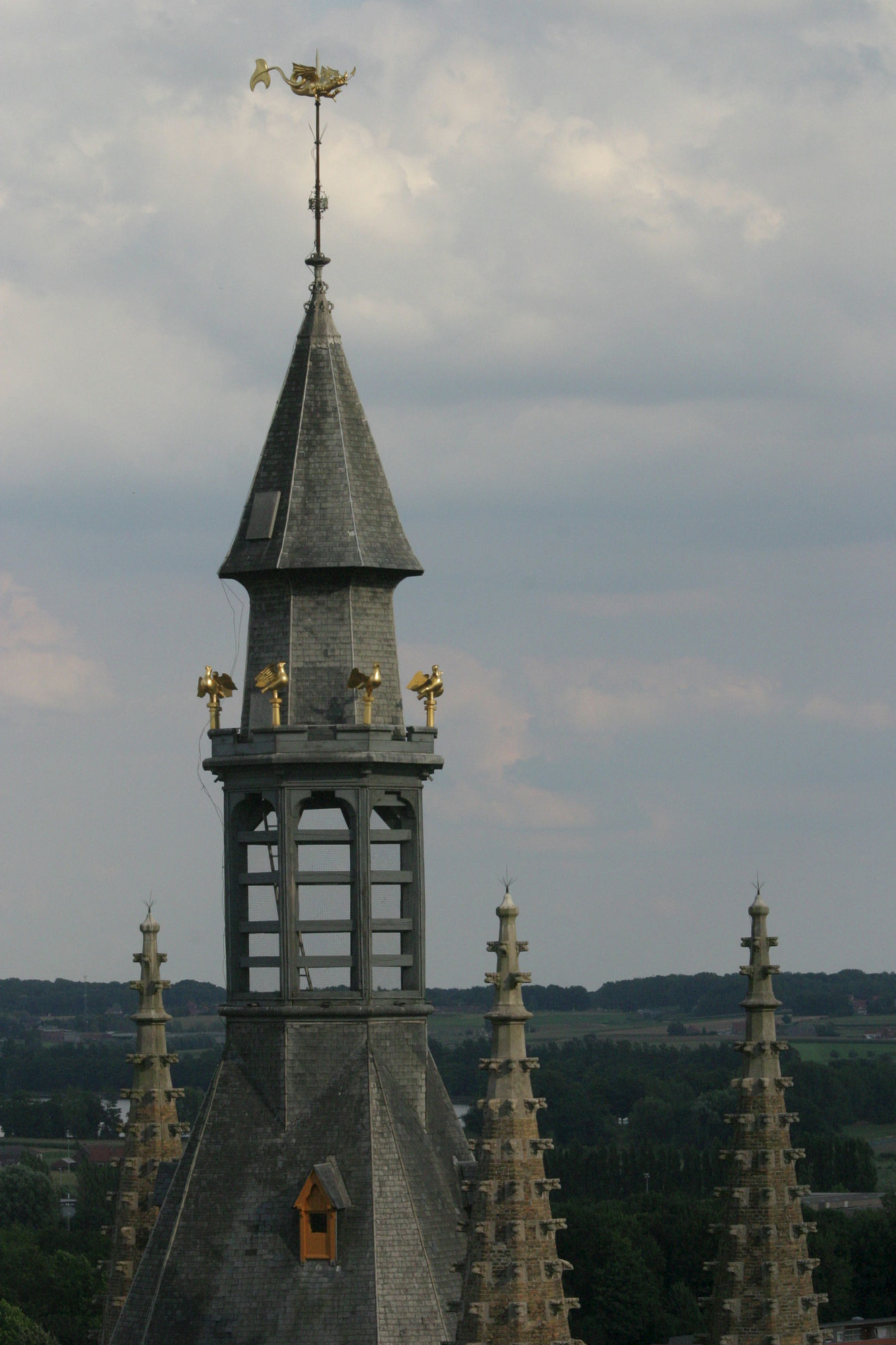 Top van het Ieperse Belfort Arkeltoren en lantaarn en draak op Ieperse Belforttoren