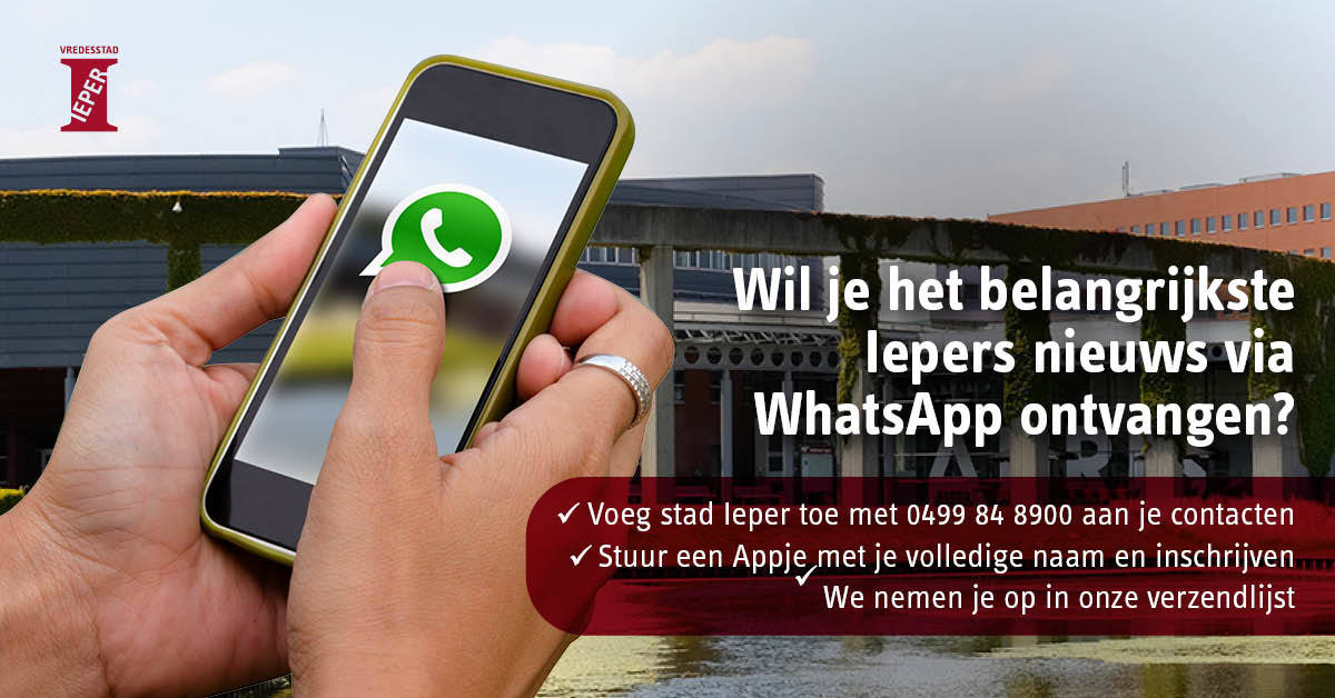 Iemand kijkt naar WhatsApp