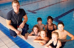 Lesgever zwemlessen en activiteiten zwembad