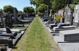 Bordjes bij de graven op de begraafplaatsen 